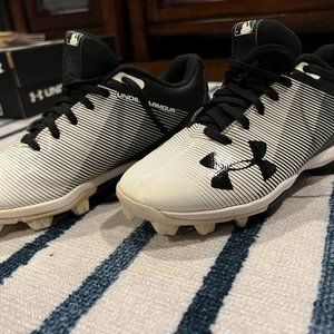 Boys Under Armour Baseball Cleats Size 2.5